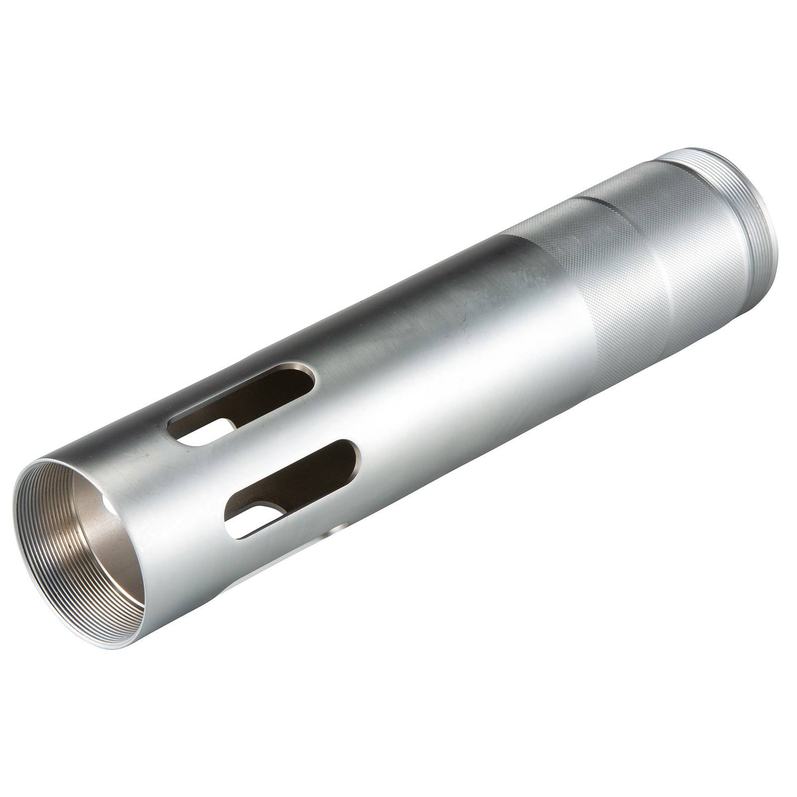 Ein metallischer zylindrischer Rohrabschnitt mit Gewindeanschlüssen und länglichen Ausschnitten entlang seines Körpers, der für industrielle Anwendungen verwendet wird.