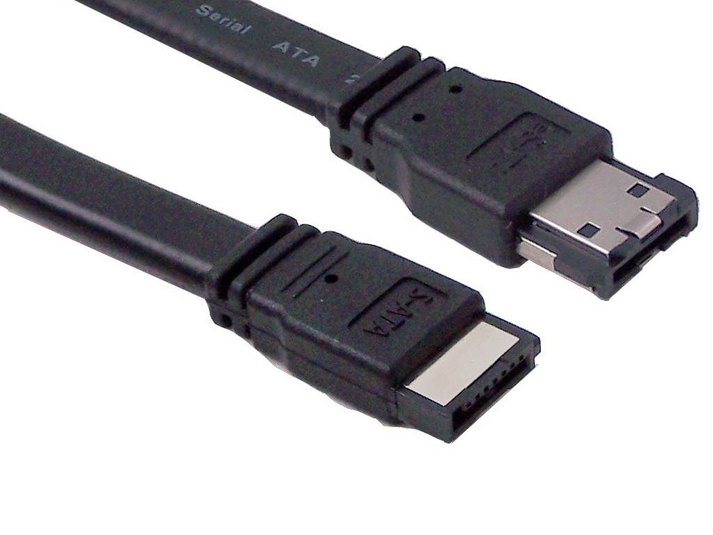 Zwei schwarze SATA-Datenkabel mit Anschlüssen, in Nahaufnahme auf weißem Hintergrund dargestellt.