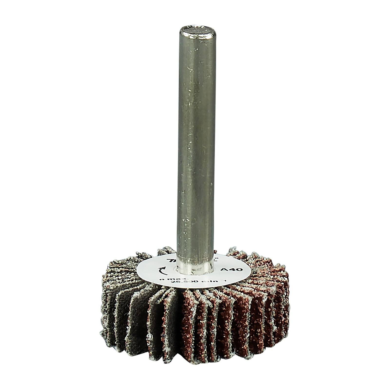 Ein zylindrisches Metallwerkzeug mit schichtweise angebrachten, abrasiven Lamellen rund um den Umfang, das zum Schleifen und Polieren von Oberflächen verwendet wird.