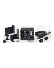 Computerkühlung-Set mit Radiator, Lüftern, Pumpeneinheit, Schläuchen und verschiedenen Verbindungsstücken auf weißem Hintergrund angeordnet.