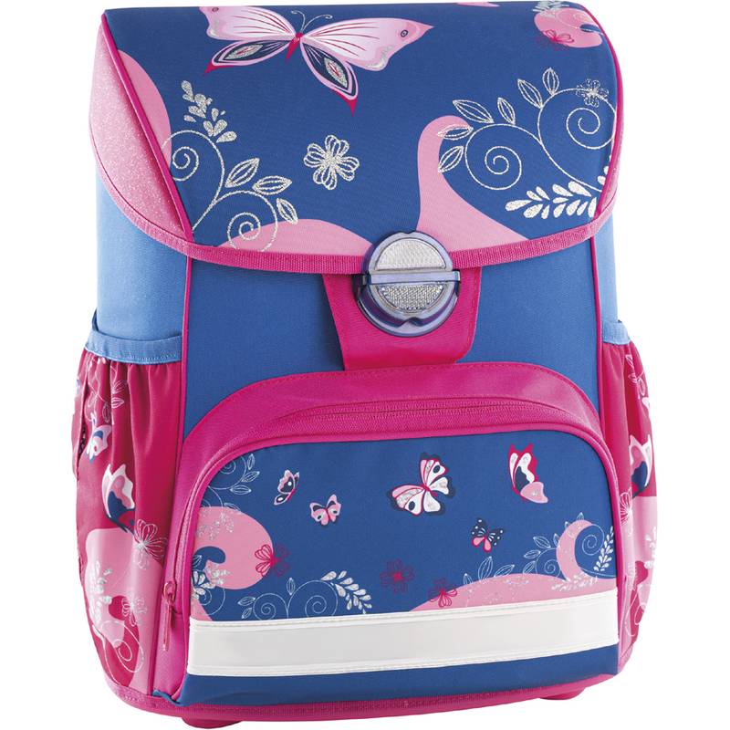 Ein farbenfroher Rucksack mit rosa und blauen Schmetterlings- und Blumenmustern auf der Klappe und den Taschen, ausgestattet mit seitlichen Fächern und einem Griff am Deckel.