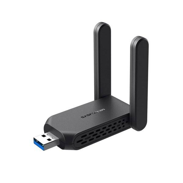 Schwarzer USB-WLAN-Adapter mit zwei verstellbaren Antennen und blauem USB-Stecker auf weißem Hintergrund.