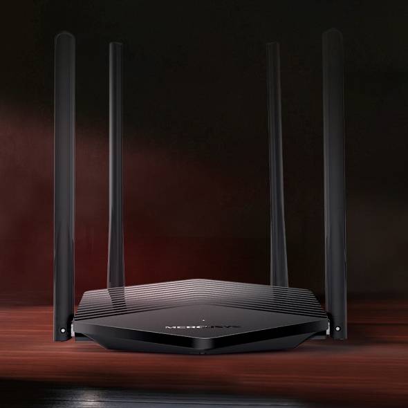 Schwarzer NETGEAR Wireless-Router mit vier hohen Antennen auf dunkelrotem Hintergrund