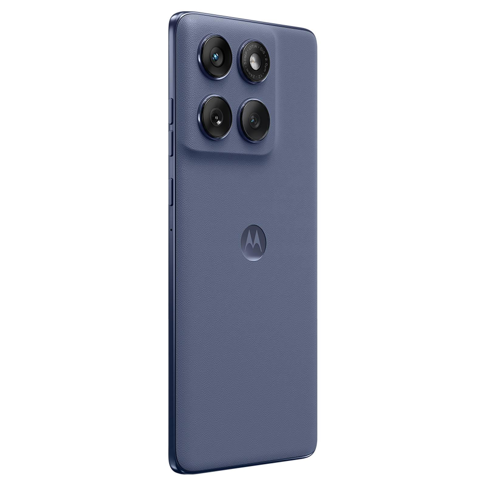 Rückseite eines blauen Motorola-Smartphones mit einem quadratischen Vier-Kamera-Modul und zentriertem Motorola-Logo auf schwarzem Hintergrund.