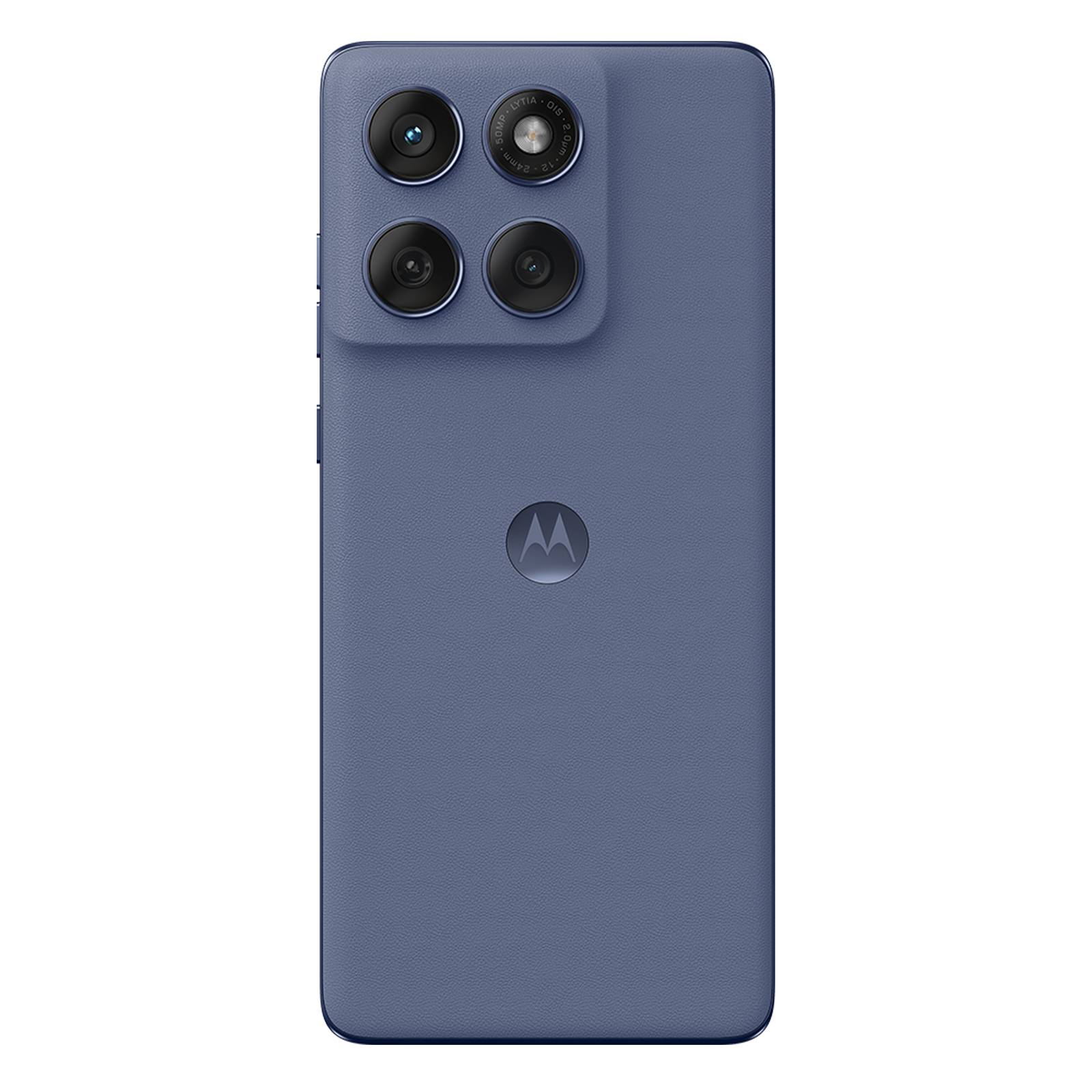 Rückseite eines blauen Motorola-Smartphones mit einem quadratischen Vier-Kamera-Modul und Motorola-Logo auf einfarbigem schwarzem Hintergrund.