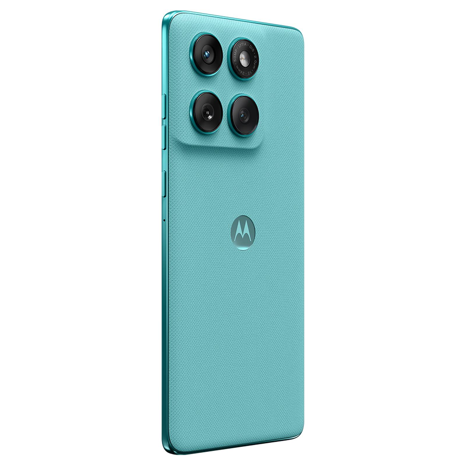 Rückansicht eines türkisfarbenen Motorola-Smartphones mit einem quadratischen Vier-Kamera-Modul und zentriertem Motorola-Logo auf einfarbigem schwarzen Hintergrund.