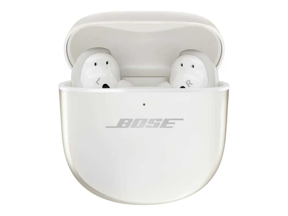 Weiße In-Ear-Kopfhörer in einer offenen Ladecase mit sichtbarem 'BOSE' Logo, mit 'L' und 'R' für linken und rechten Hörer gekennzeichnet, auf weißem Hintergrund.