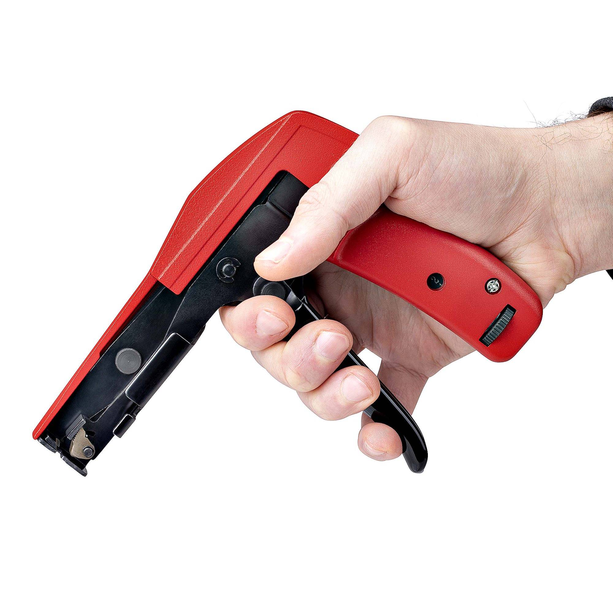 Eine Hand, die eine rote Heftmaschine gegen einen einfachen weißen Hintergrund hält.