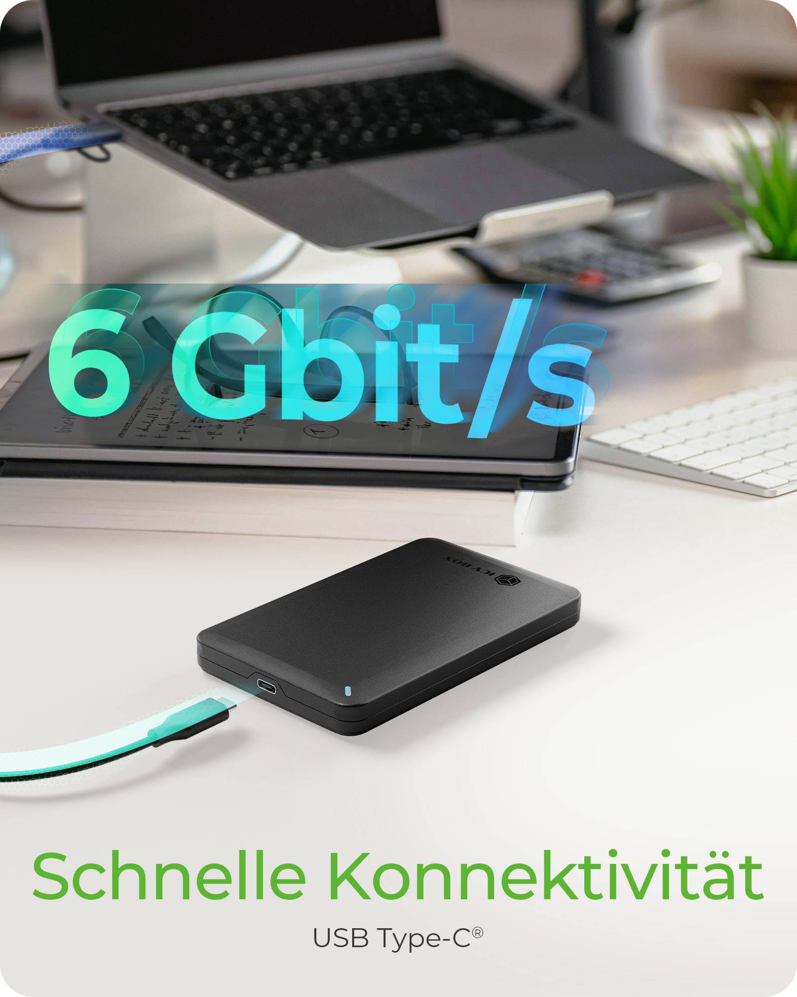 Tragbare USB Type-C Festplatte auf einem Schreibtisch mit einem Laptop und Kabel, beschriftet mit „6 Gbit/s