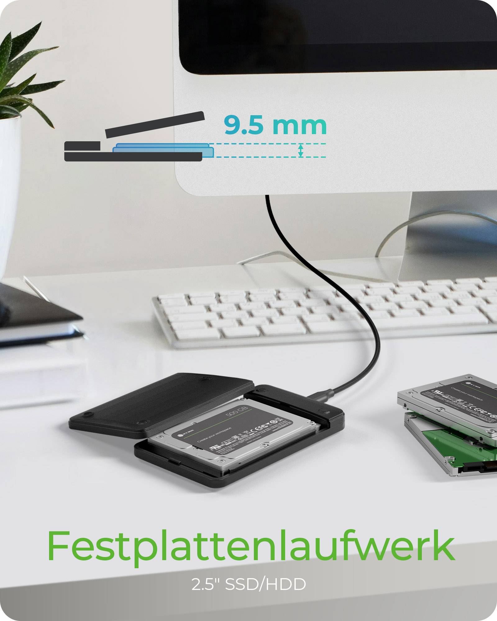 # Werbeabbildung eines 2,5-Zoll-SSD/HDD-Extern-Gehäuses auf einem Schreibtisch, das ein schlankes 9,5-mm-Laufwerk-Profil und das deutsche Etikett „Festplattenlaufwerk