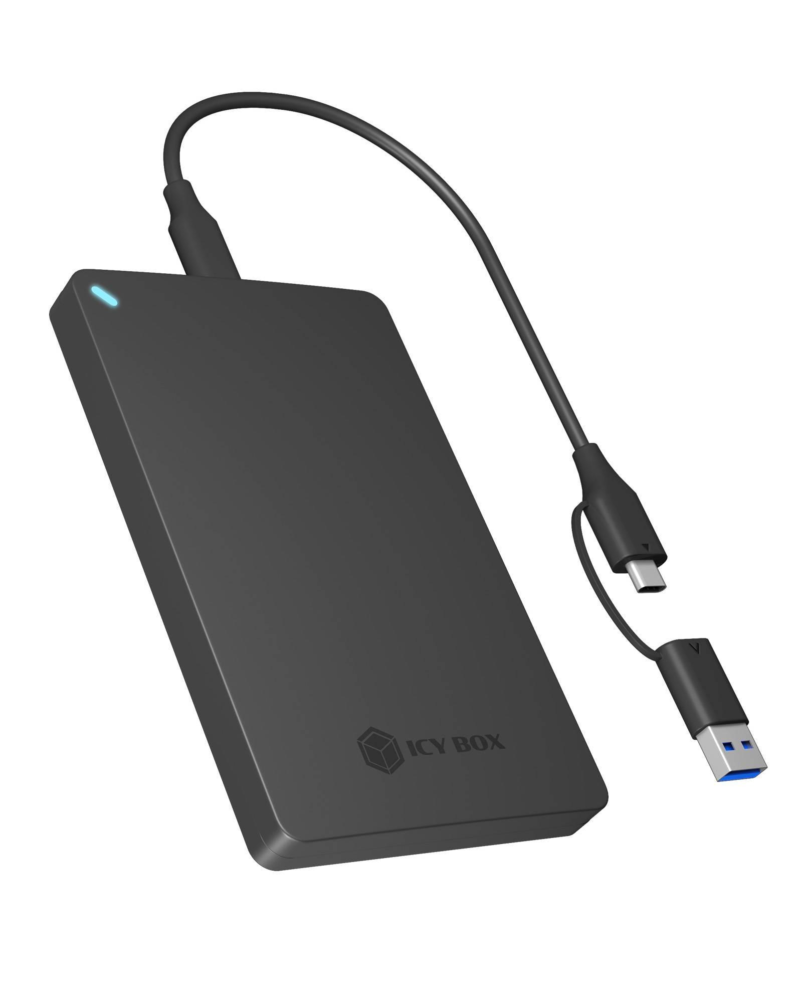 Tragbares schwarzes USB-Festplattenlaufwerk mit angeschlossenem USB-C-Kabel und USB-A-Anschluss, dargestellt vor weißem Hintergrund.
