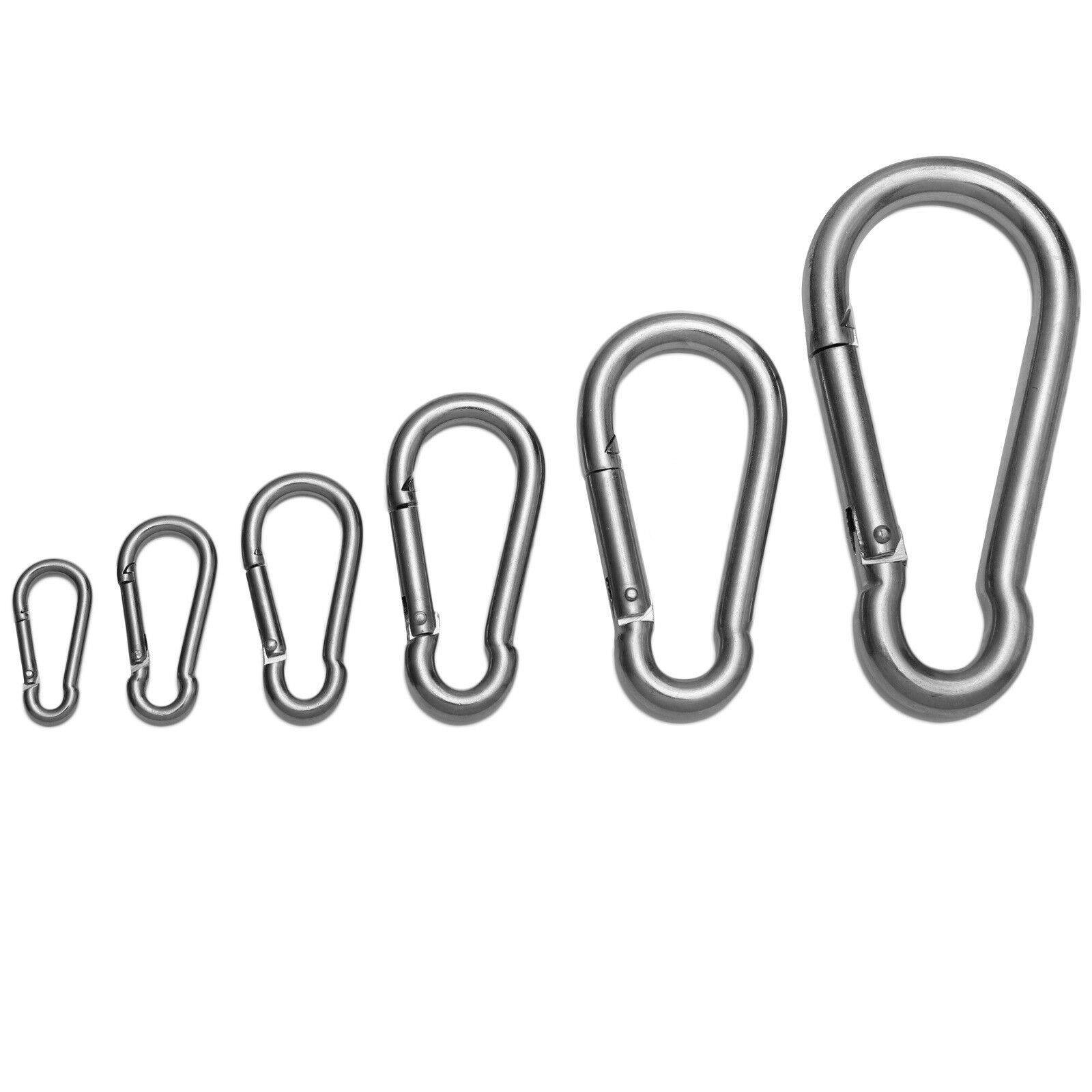 Eine Reihe von sechs Metallkarabinern, die von links nach rechts in zunehmender Größe angeordnet sind und die Skala oder Größenvariation veranschaulichen.