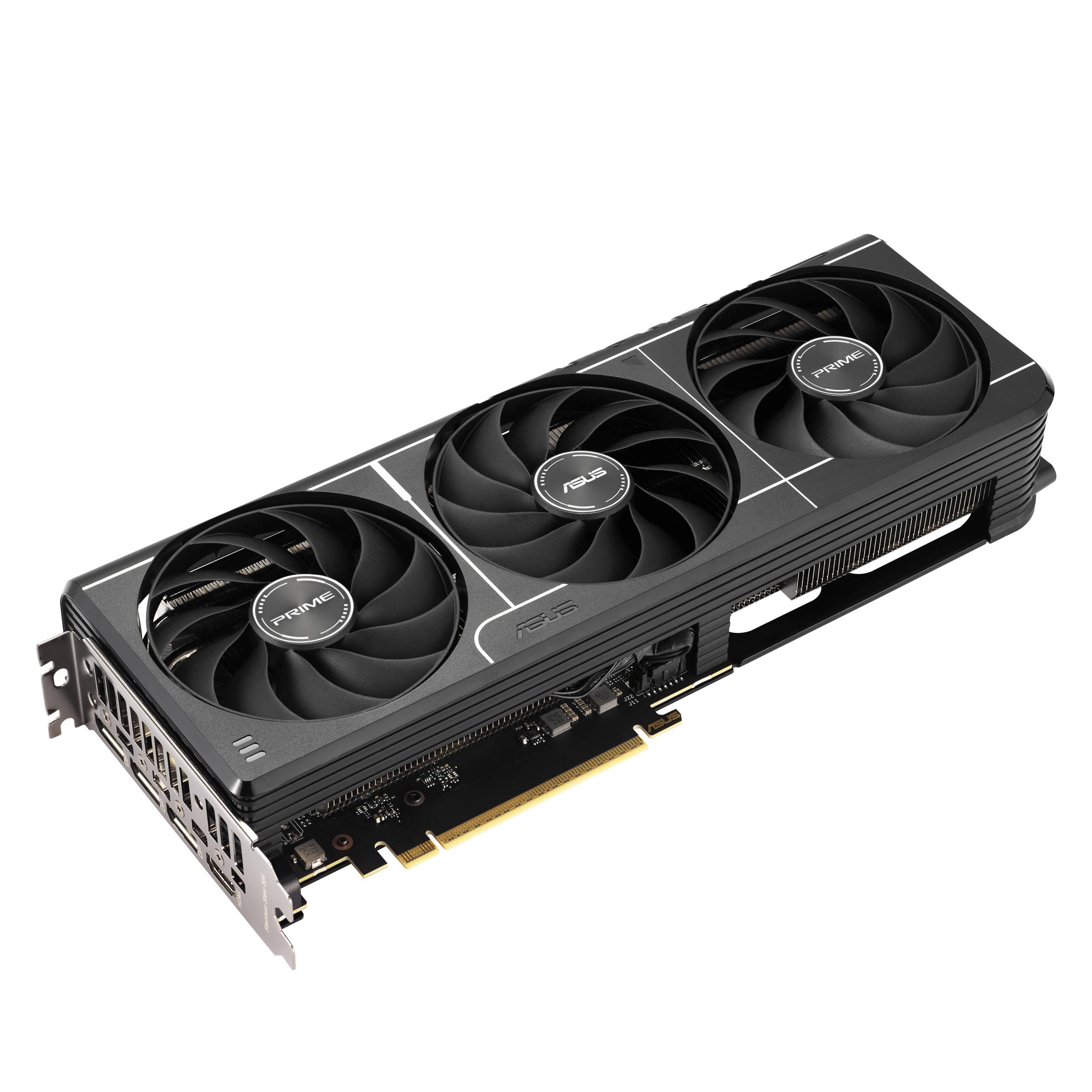Triple-Lüfter ASUS Grafikkarte auf schwarzem Hintergrund, angewinkelt dargestellt, um die Kühlhaube, die Metallhalterung und den PCIe-Stecker zu zeigen.