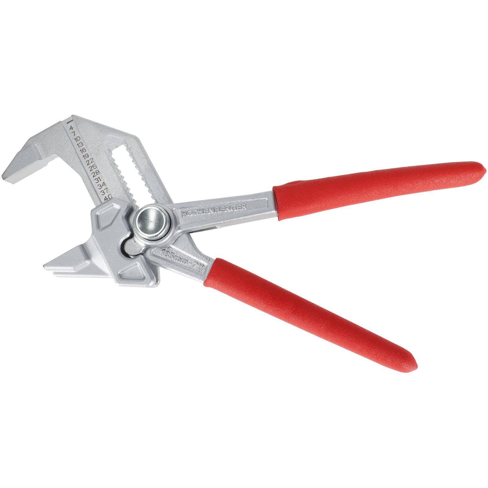 Ein Schraubenschlüssel aus Metall mit verstellbarer Weite und roten Gummigriffschalen, der zum Greifen und Drehen von Rohren oder Befestigungselementen konzipiert ist, auf weißem Hintergrund positioniert.