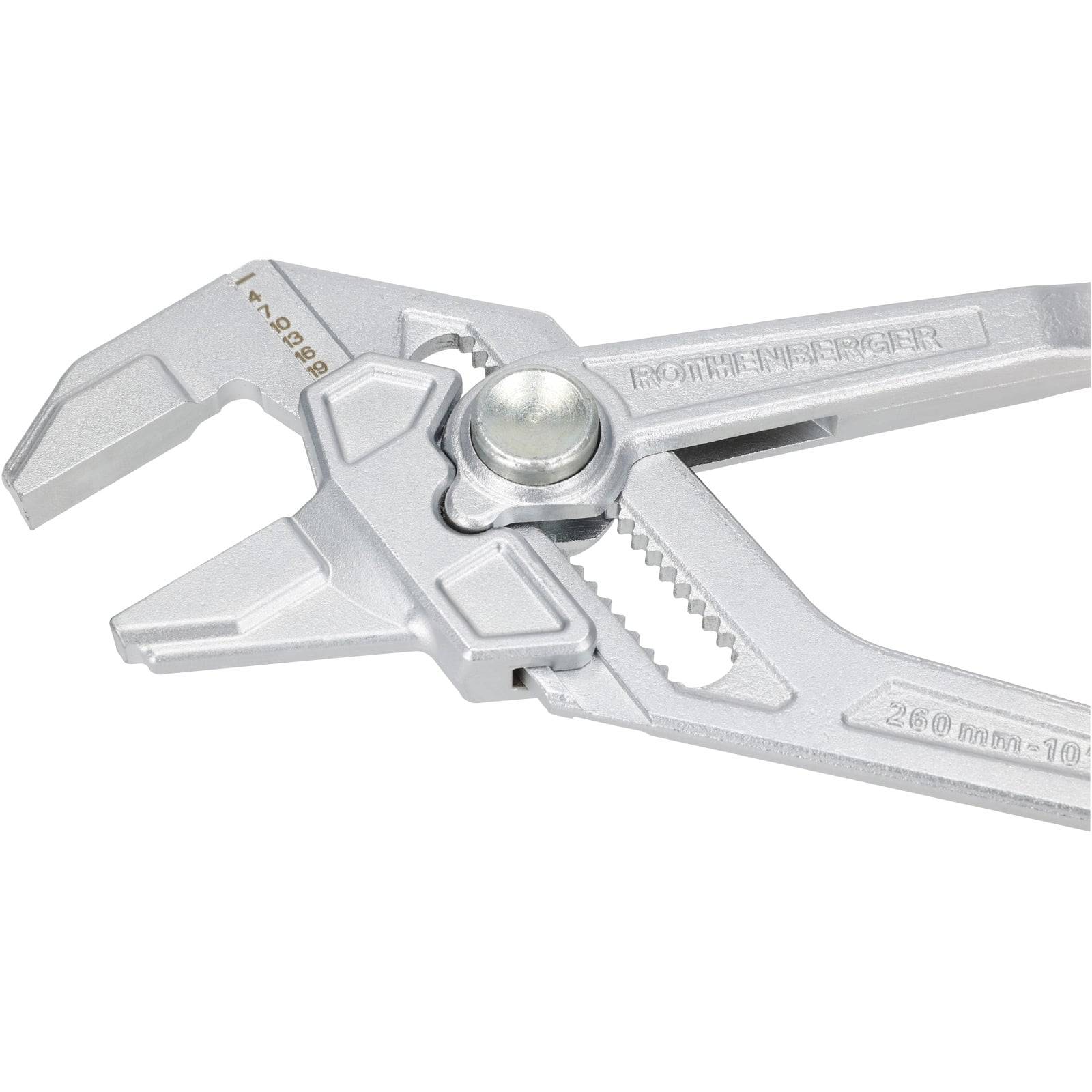 Silberne, verstellbare Zange mit gezahnter Grifffläche, die ihren Mechanismus zum Greifen verschiedener Größen demonstriert, auf einem weißen Hintergrund präsentiert.