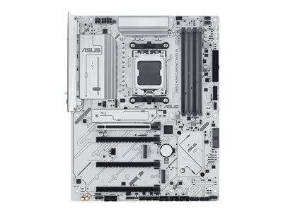 Hauptplatine mit mehreren Steckplätzen für RAM, M.2-SSD und Erweiterungskarten, mit beschrifteten Komponenten. Überwiegend weiß mit schwarzen Details.