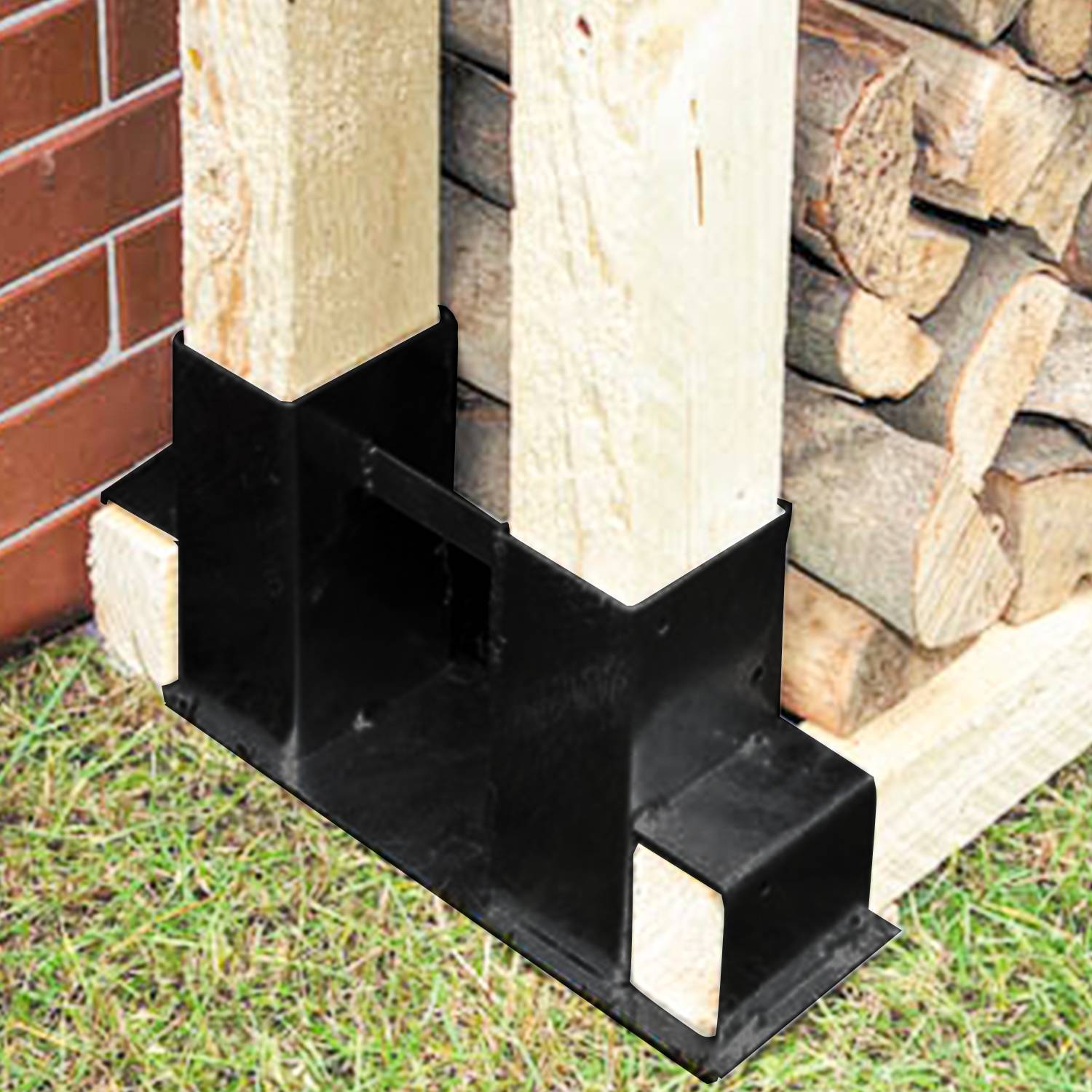 Schwarzes Metallholzgestell, das zwei aufrechte geschnittene Holzpfosten neben einem gestapelten Holzstapel und einer Backsteinmauer hält.