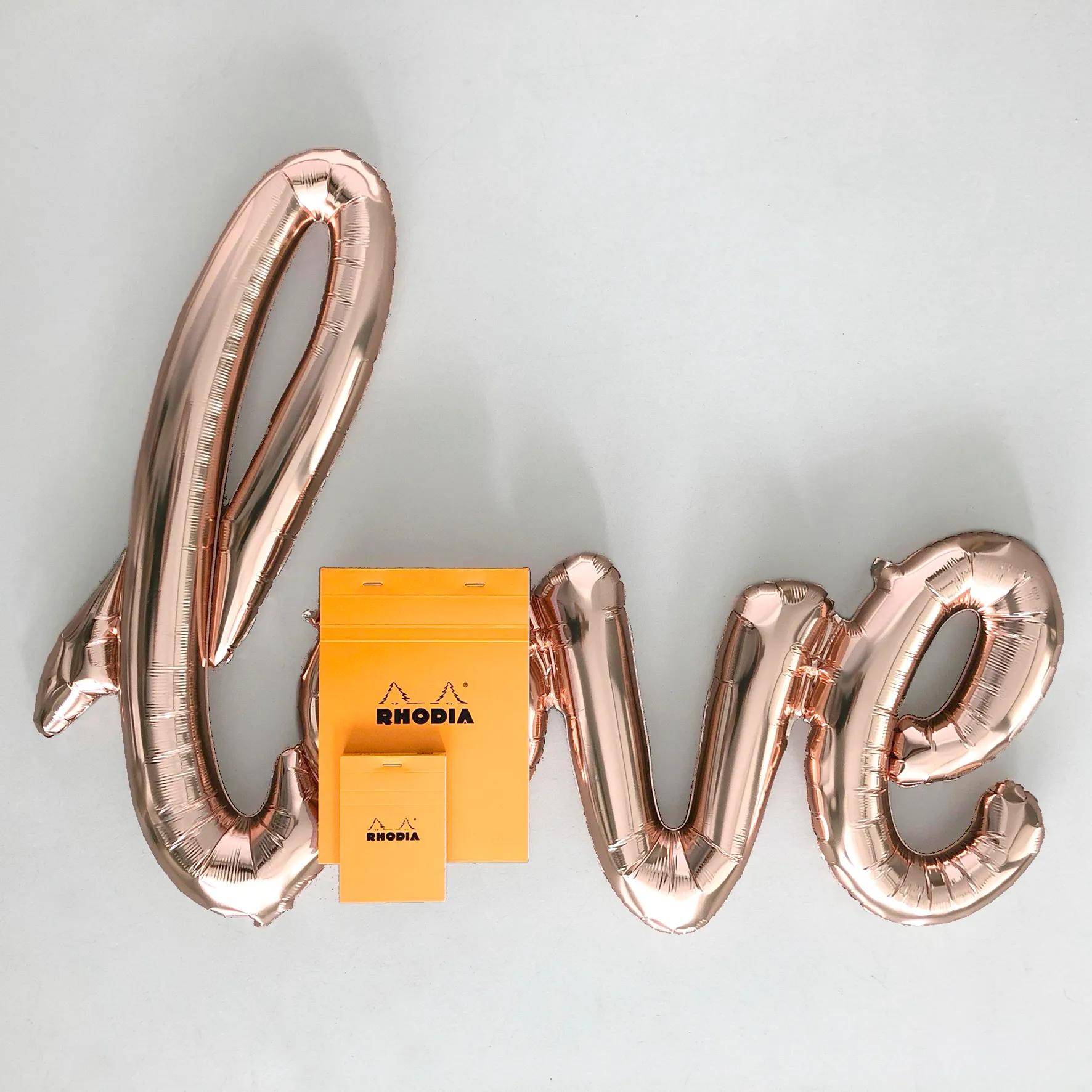 Kupferfarbene Luftballonbuchstaben buchstabieren 