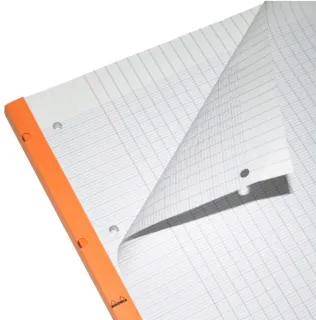 Nahaufnahme eines Notizbuchs mit Millimeterpapier und orangefarbenem Einband, wobei eine Seite zurückgerollt ist, um die darunter liegenden linierten Seiten zu zeigen.