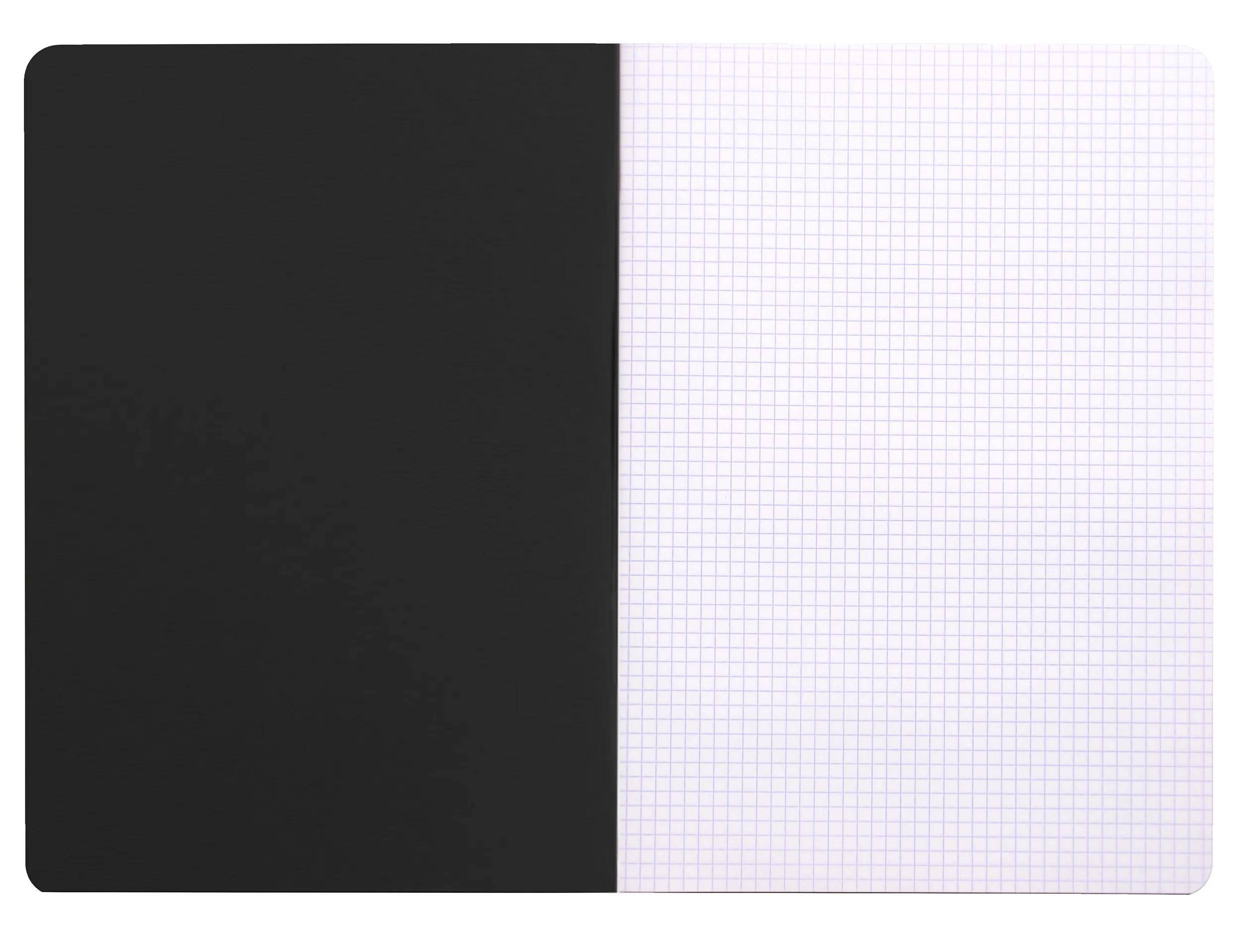 „Ein geschlossenes schwarzes Notizbuch auf der linken Seite und eine karierte Seite auf der rechten Seite.