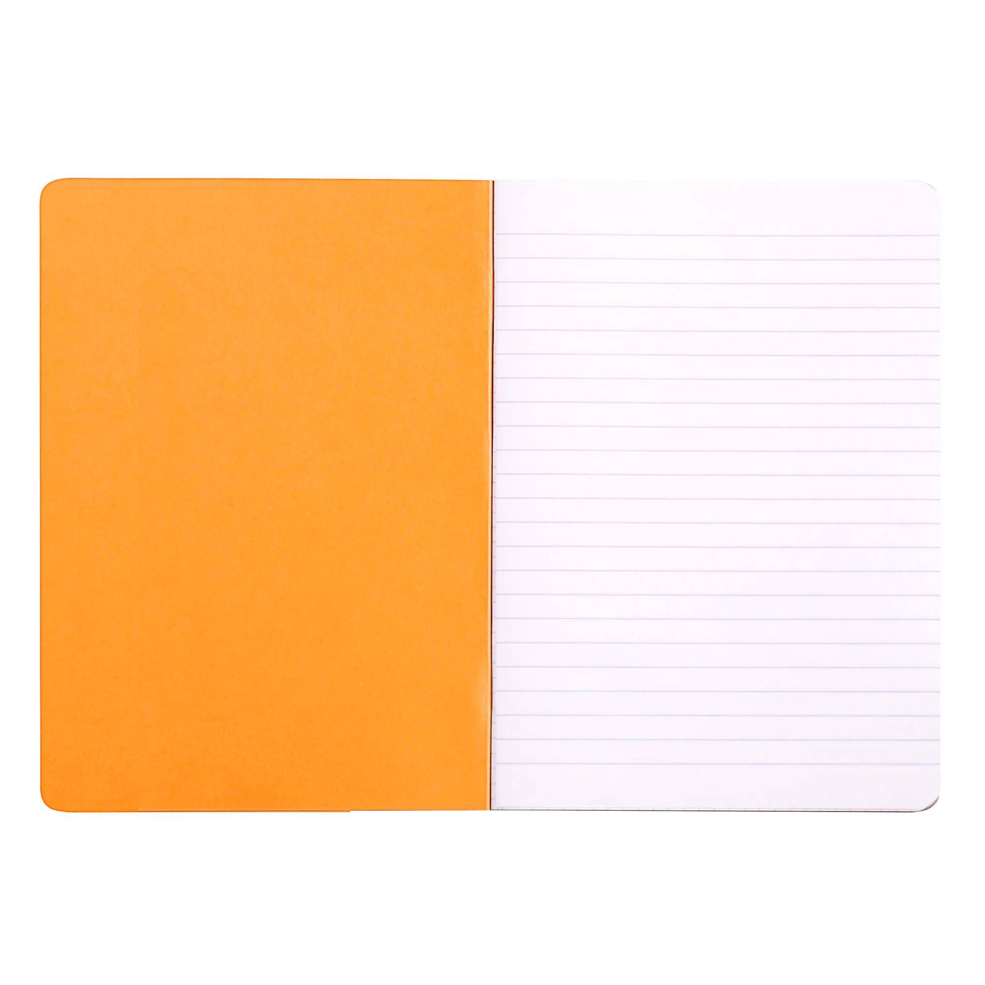 Offenes orangefarbenes Notizbuch mit leeren linierten Seiten auf weißem Hintergrund.