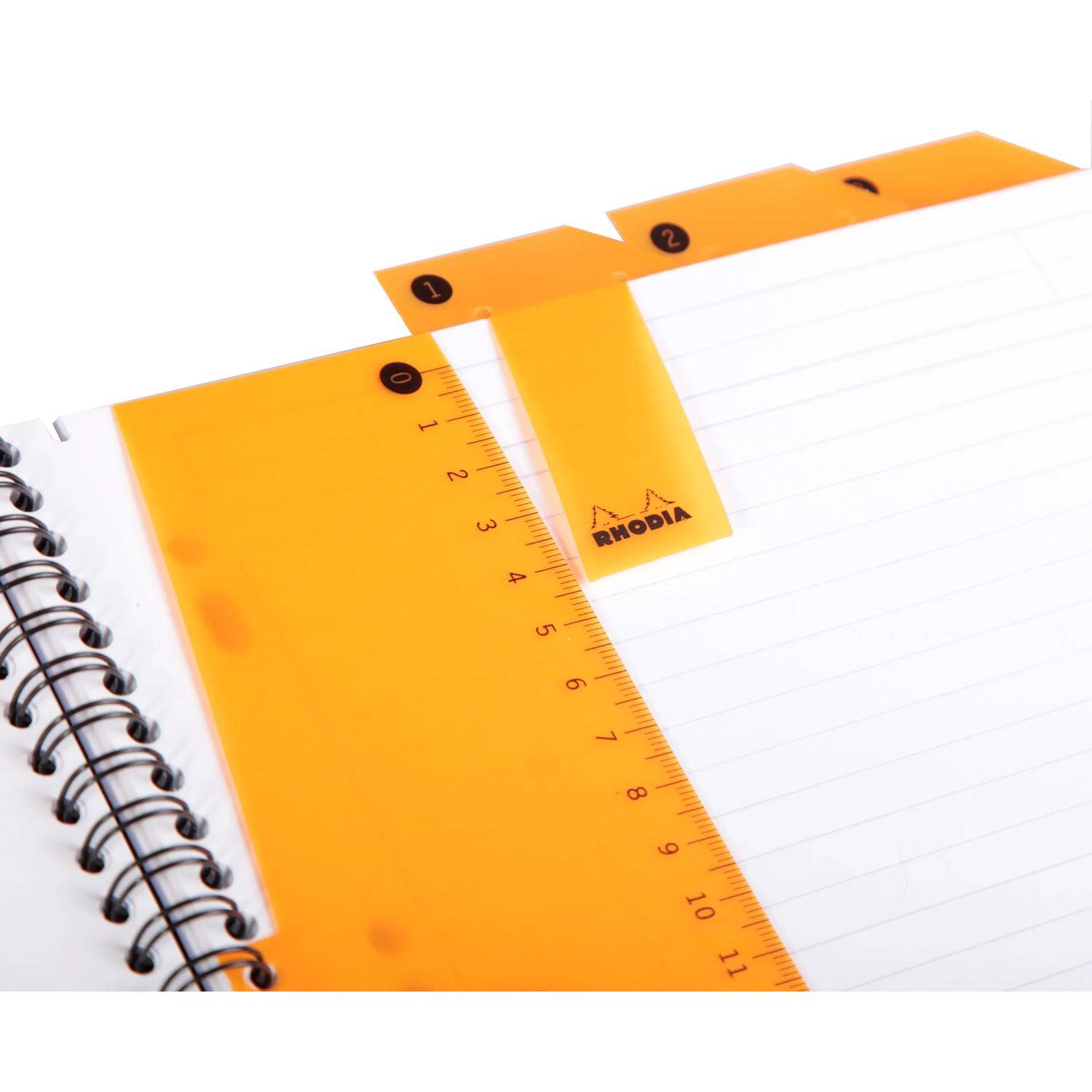 Orangefarbenes Notizbuch im Lineal-Stil mit integriertem Lesezeichen-Tab und Spiralbindung auf weißem Papier.