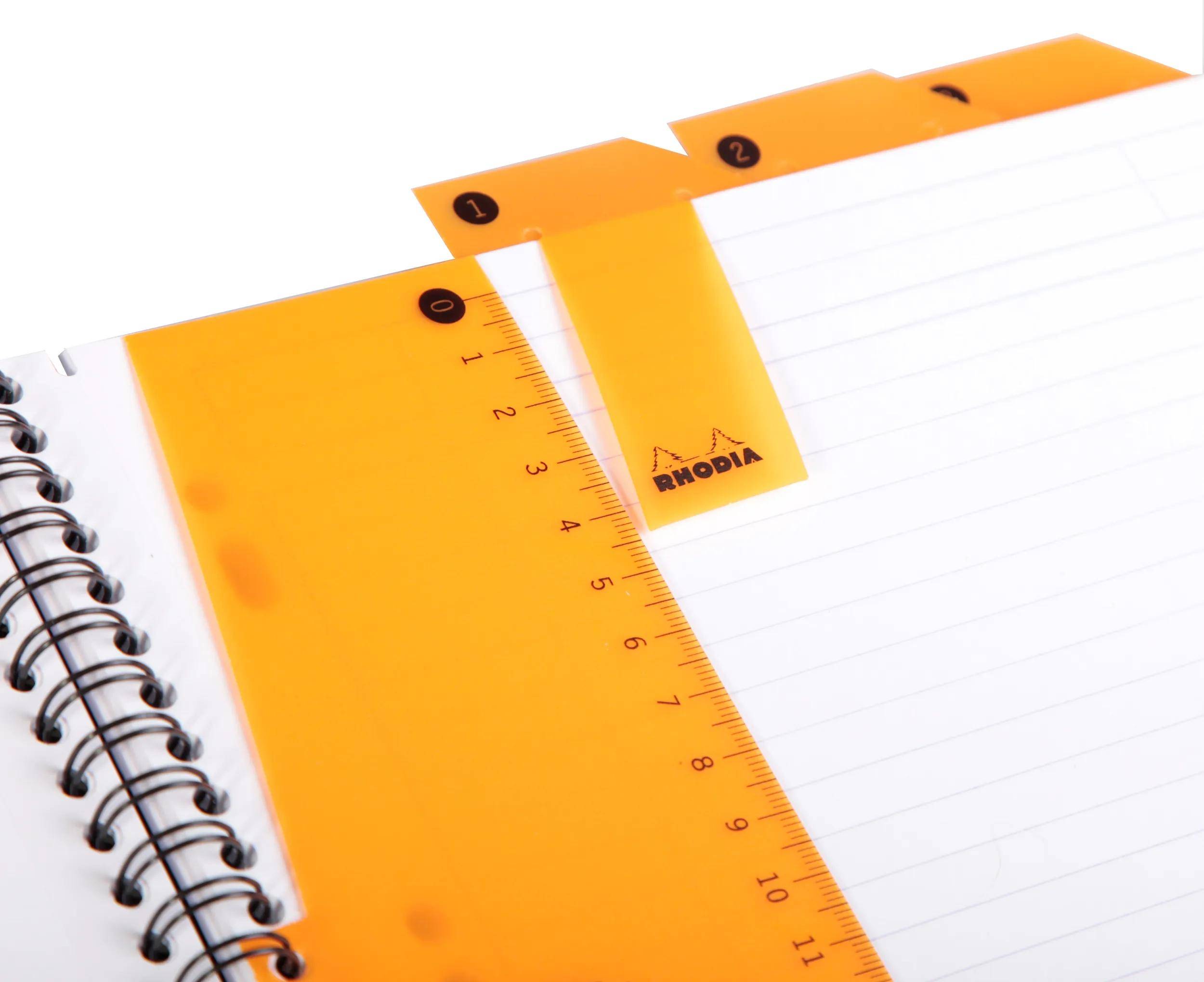 Orange Lineal-Lesezeichen an einem Spiralblock befestigt, das ein Notizbuch-Zubehör zum Markieren von Seiten und Messen zeigt.