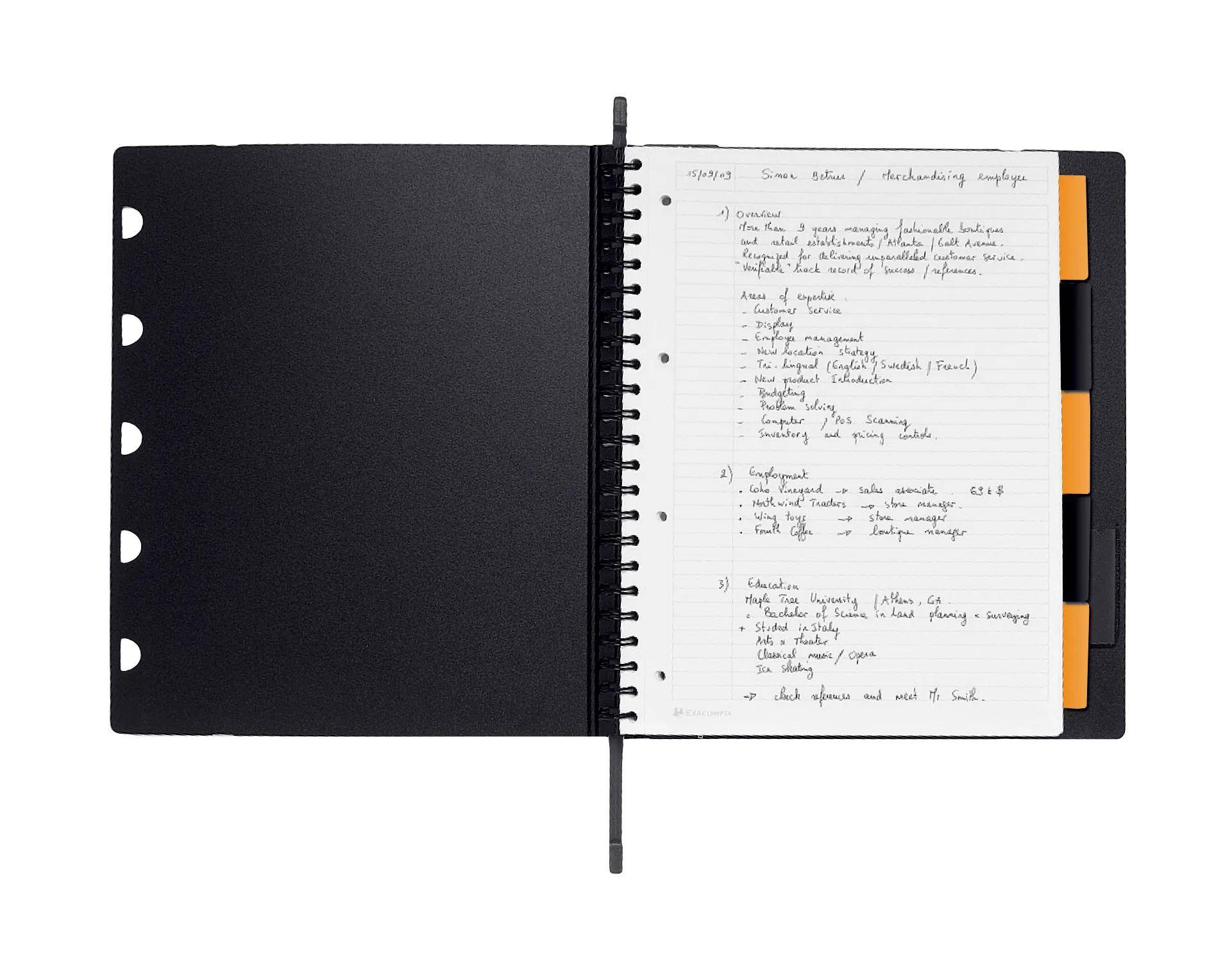 Offener schwarzer ringgebundener Planer mit handschriftlichen Notizen auf liniertem Papier und orangefarbenen Registerkarten auf der rechten Seite