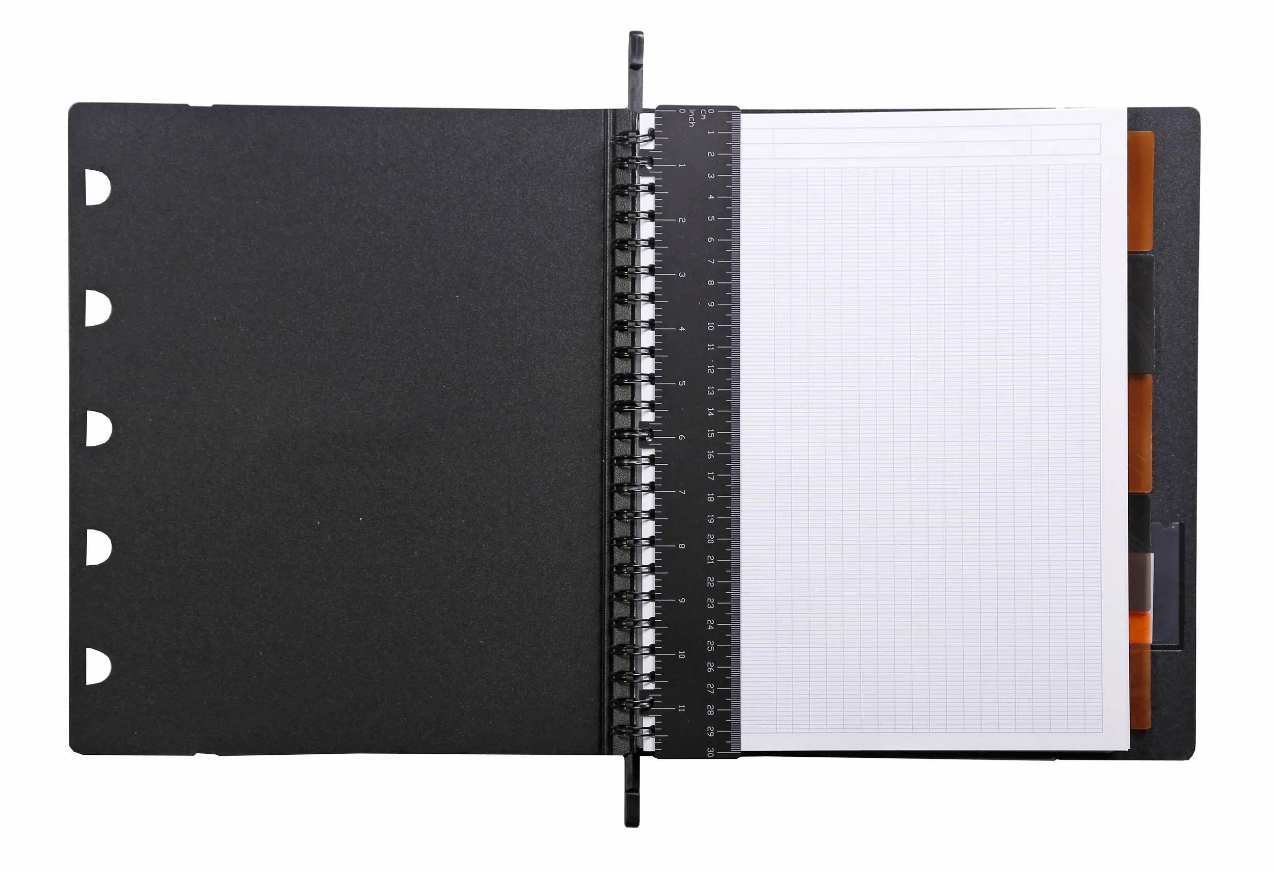 Offenes schwarzes Spiralnotizbuch mit Millimeterpapierseiten und Registerblättern, von oben auf weißem Hintergrund fotografiert.
