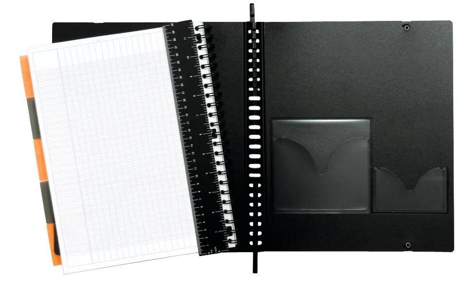 Ein offenes schwarzes Präsentationsmappenset mit gelochtem Rücken, das Millimeterpapier-Notizbuchwseiten, ein Lineal und kleine Kunststofftaschen auf der rechten Seite enthält.