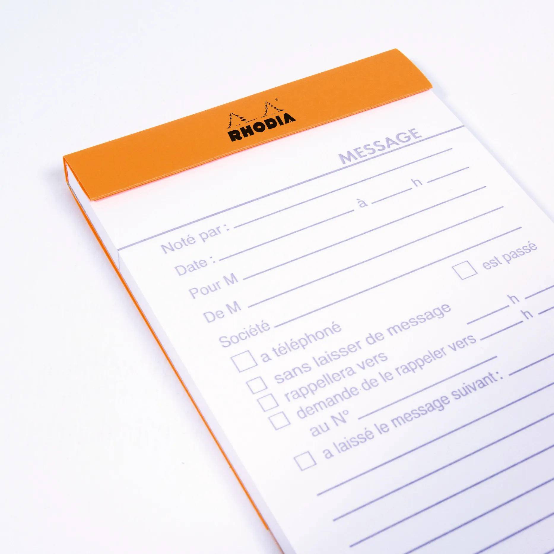 Ein Rhodia-Notizblock mit orangem Kopf, mit Abschnitten für Name, Datum, Nachricht und Kontrollkästchen für anrufbezogene Aktionen.