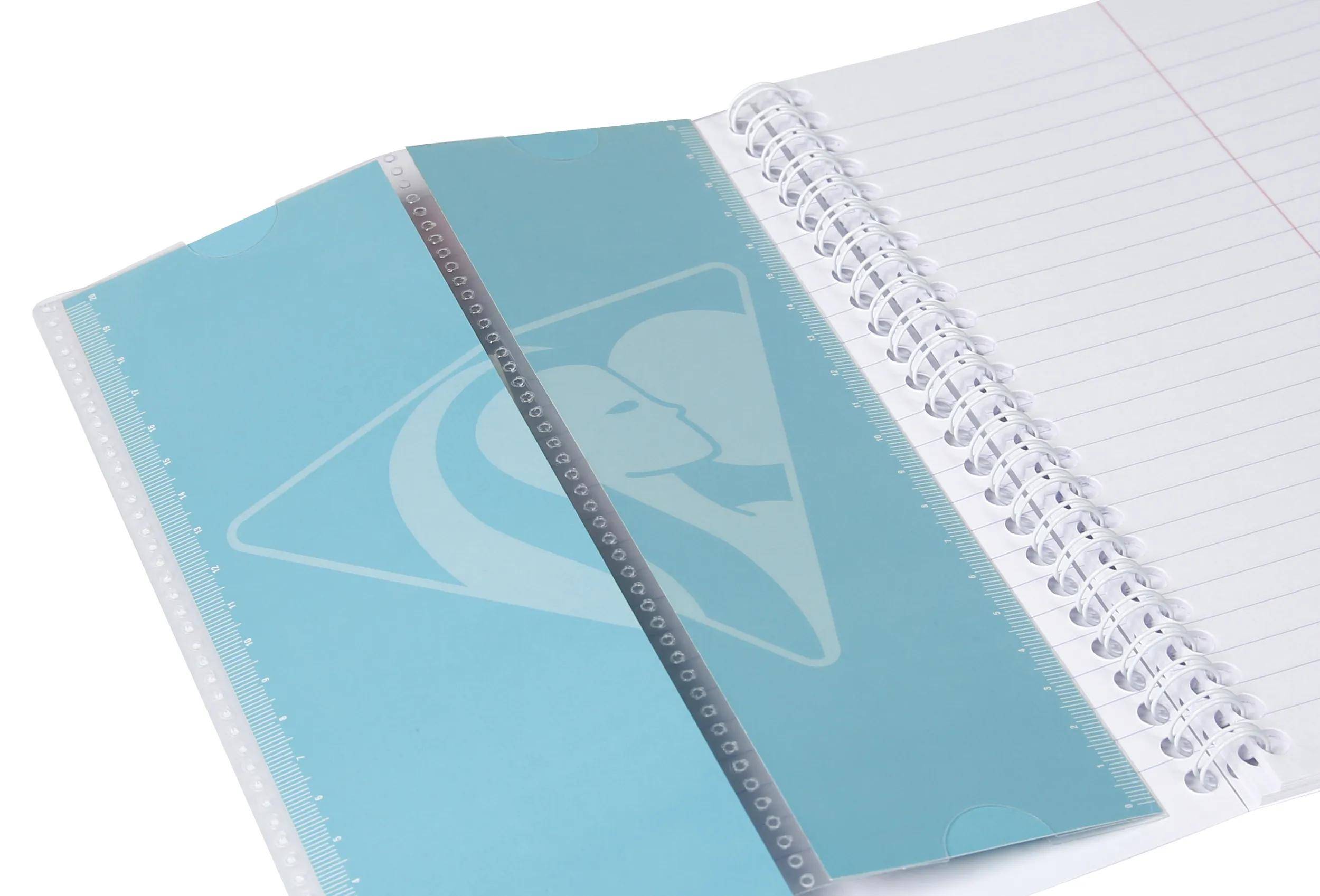 Zwei spiralgebundene Notizbücher, eines blau mit einem schwachen Gesichtslogo und eines blankes Notizbuch mit Linien, gestapelt auf weißem Hintergrund.