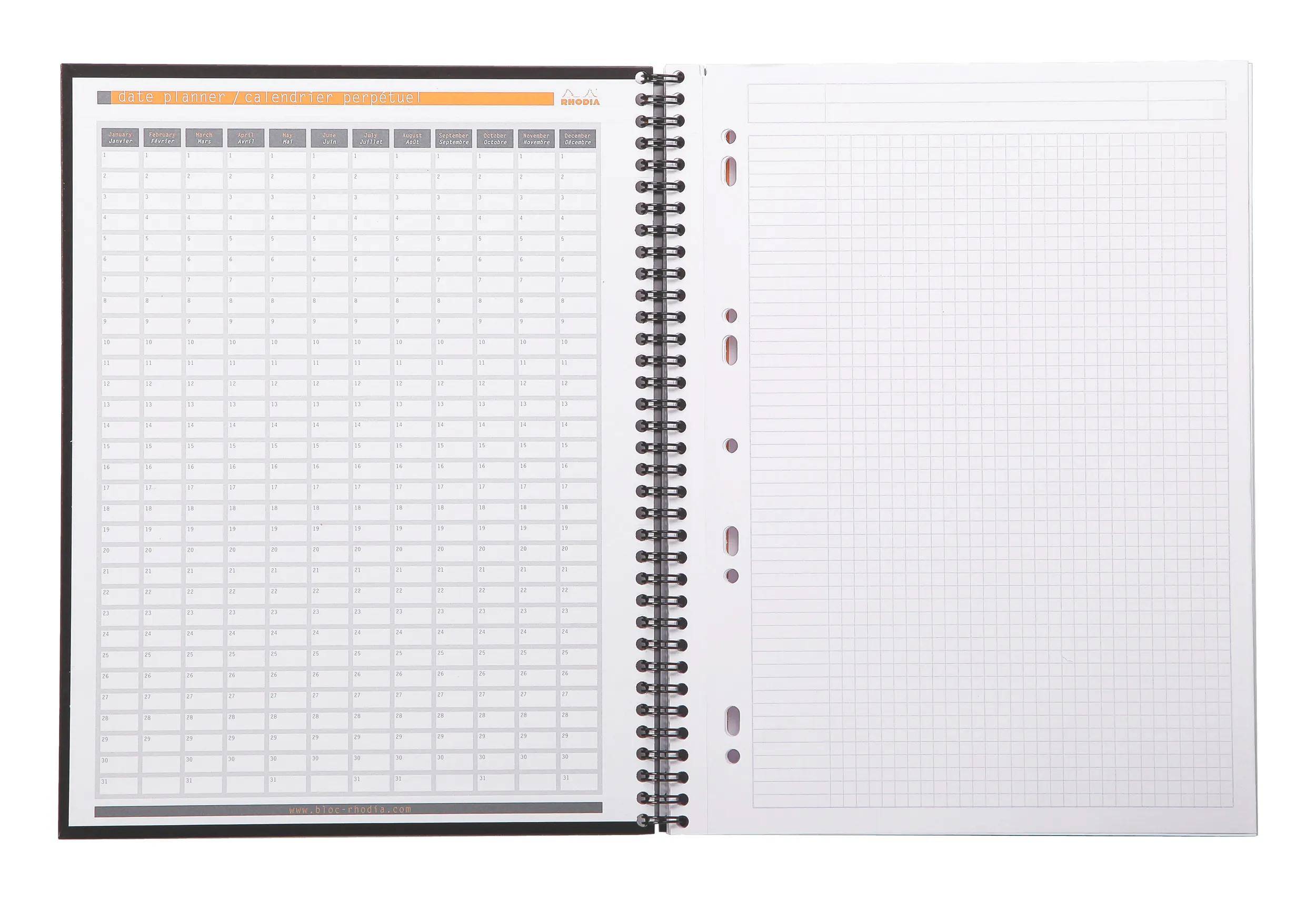 „Zweiseitiges spiralgebundenes Notizbuch, offen auf einem Schreibtisch liegend. Die linke Seite zeigt einen Jahreskalender mit Spalten und Zeilen. Die rechte Seite ist leeres Gitterpapier.