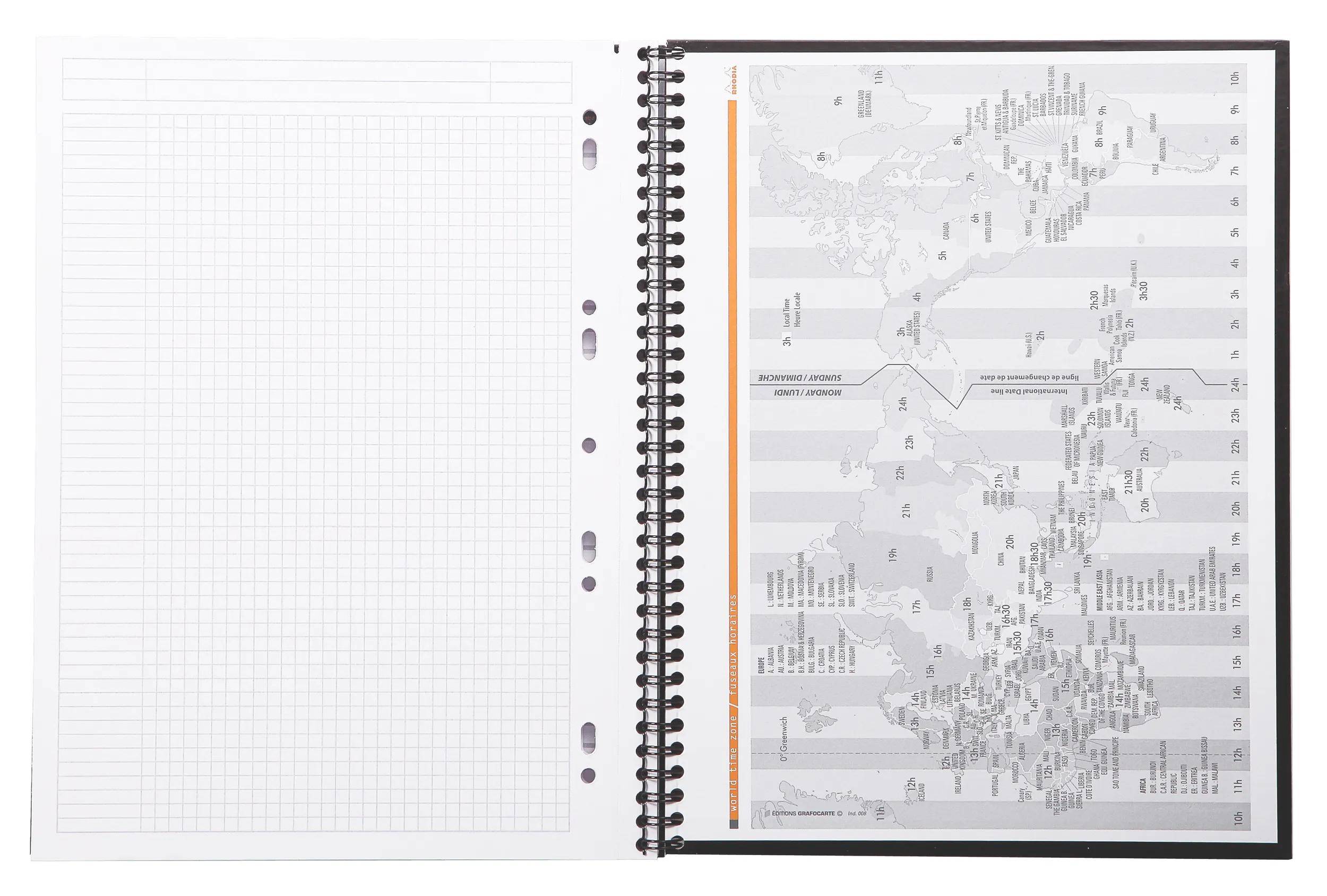 Ein aufgeschlagenes Spiralnotizbuch mit einer Gitterseite auf der linken Seite und einer detaillierten Kartenseite auf der rechten Seite, die verschiedene Orte und Namen zeigt.