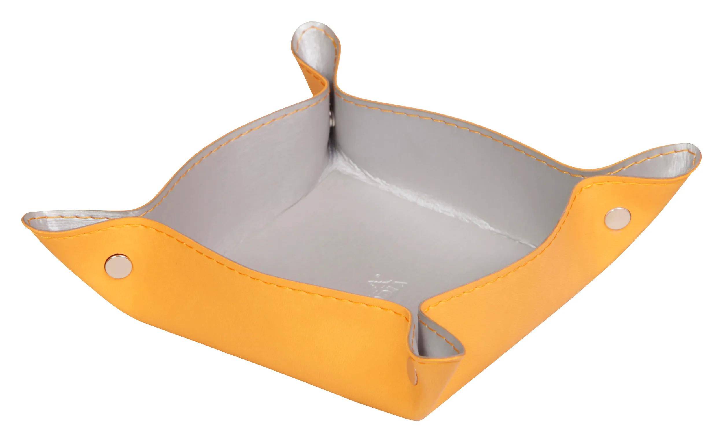 Ein kleines, offenes, quadratisches Ledertablett mit erhöhten Kanten und Druckknöpfen an den Ecken, mit gelbem Außenbereich und grauem Inneren.
