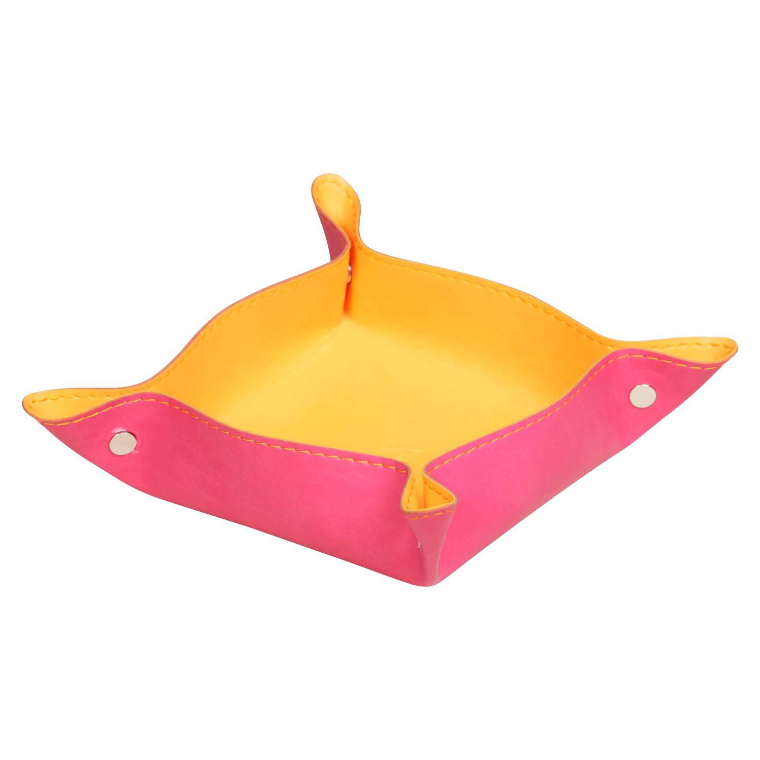 Rosafarbenes und orangefarbenes Leder-Auffangschale mit eingeklappten Ecken, geöffnet auf weißem Hintergrund dargestellt.