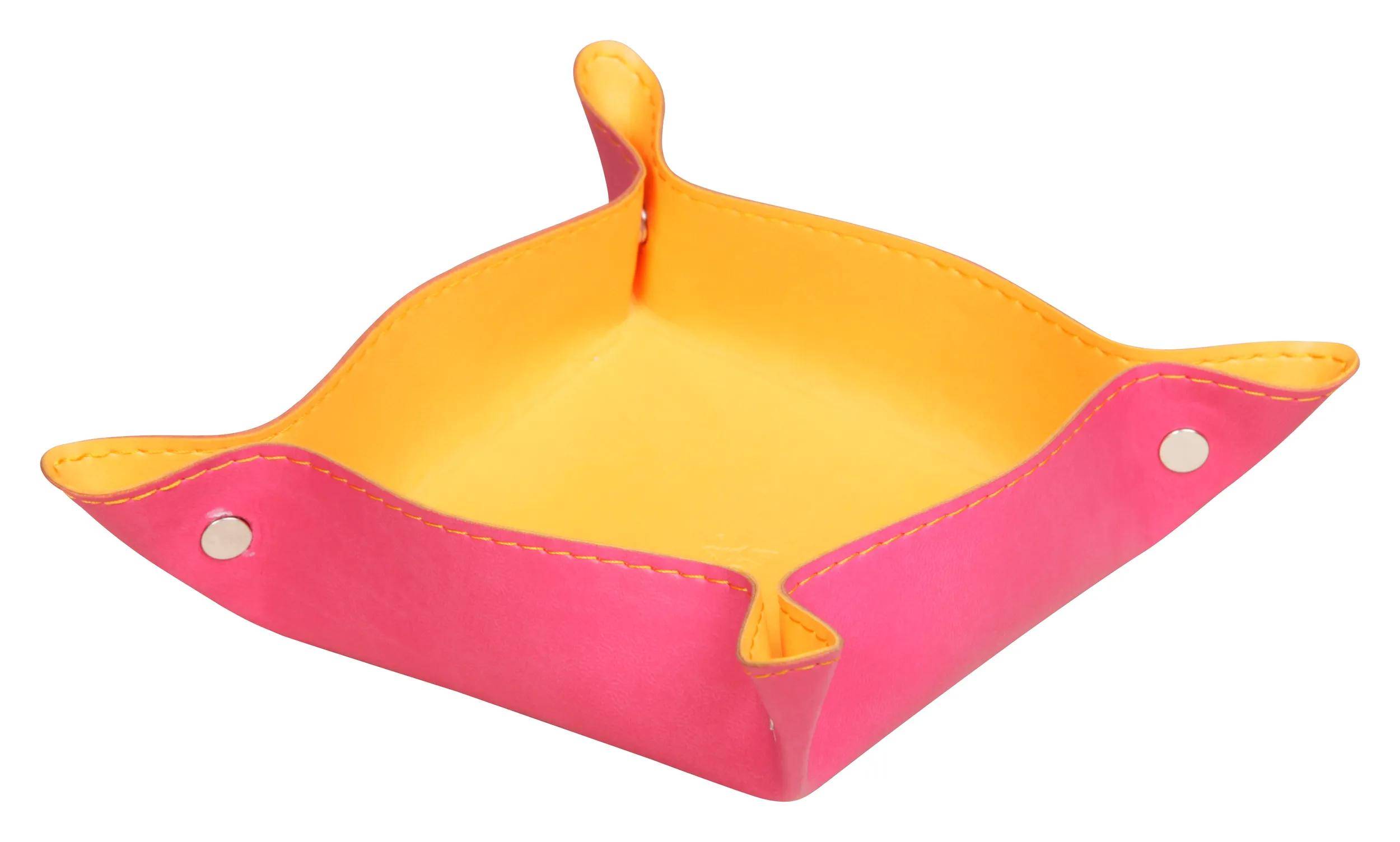Ein rosa und gelbes Tablett mit erhöhten Kanten, geeignet zum Halten von kleinen Gegenständen oder zum Organisieren eines Schreibtischbereichs.