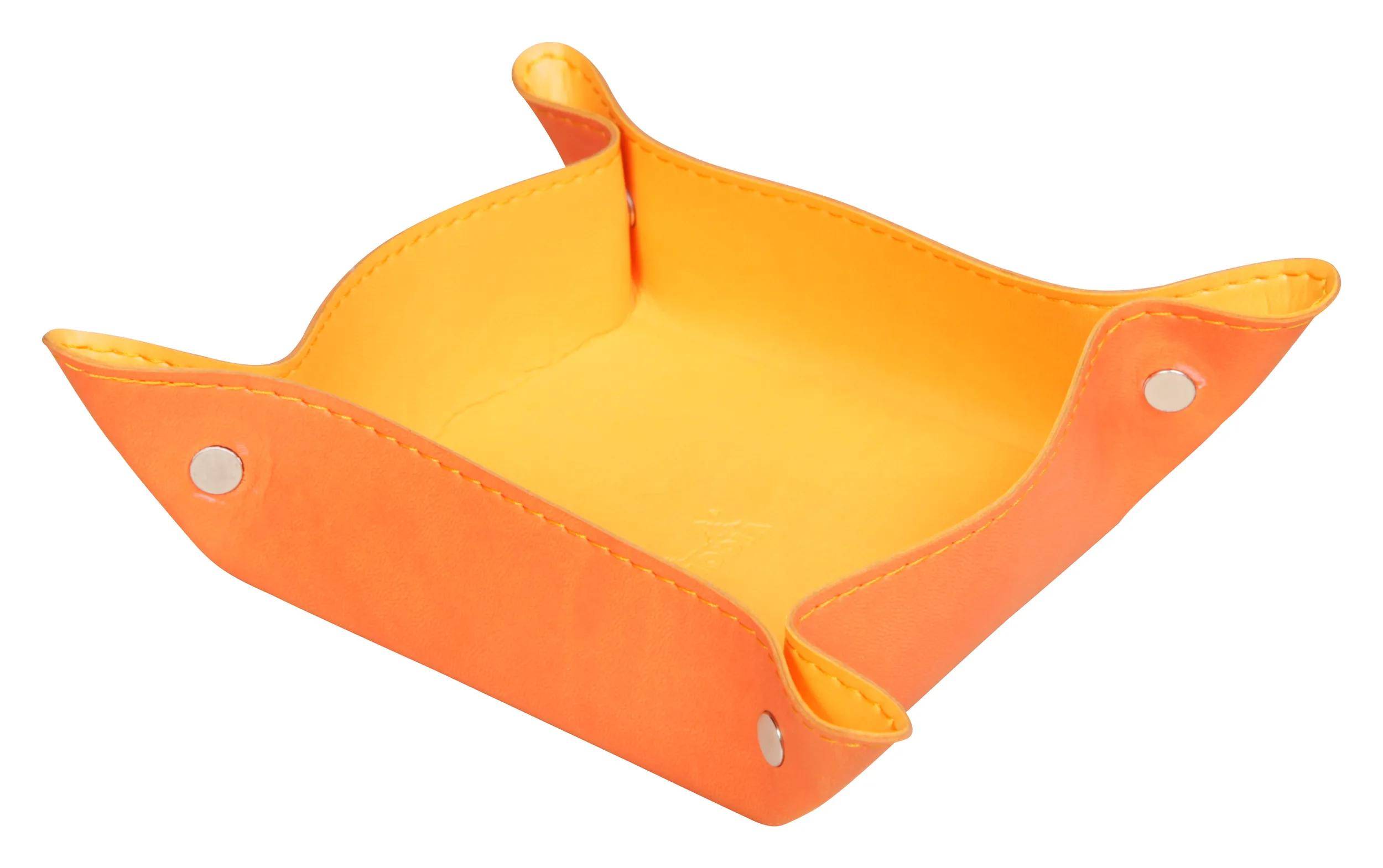Oranges Leder-Tablett mit gelbem Inneren, mit gesäumten Kanten und Eckendruckknöpfen, zum Organisieren von kleinen Gegenständen auf einem Schreibtisch oder Tisch.