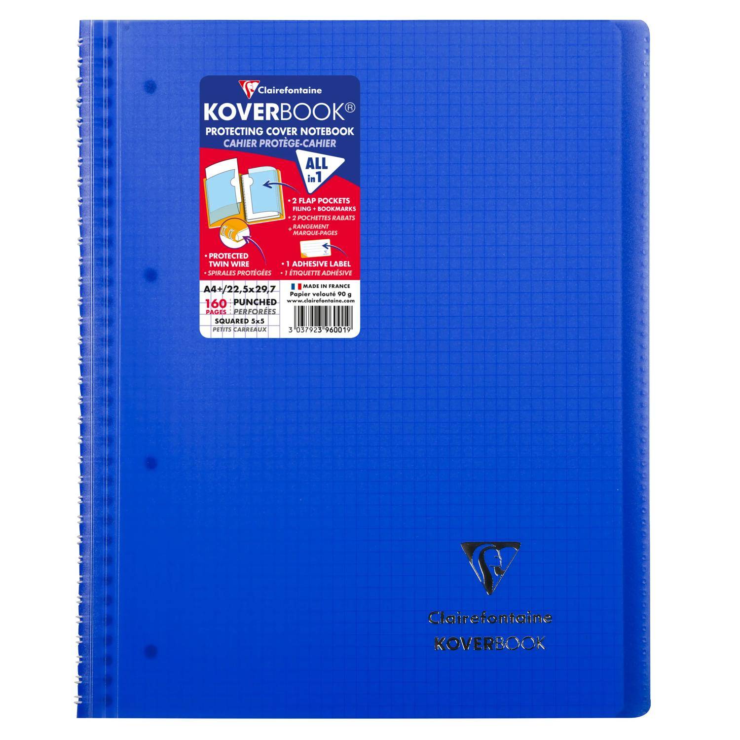 Blaues spiralgebundenes Clairefontaine Koverbook-Notizbuch mit Schutzumschlag und Vorderetikett, geschlossen auf weißem Hintergrund gezeigt.