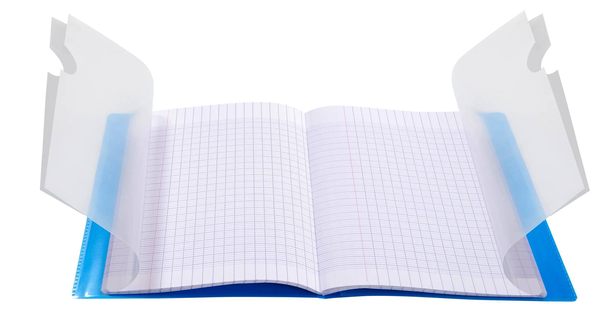 Ein offenes leeres Notizbuch mit Millimeterpapier mit durchsichtigen Kunststofftrennern auf einer blauen Basis, isoliert auf weißem Hintergrund.