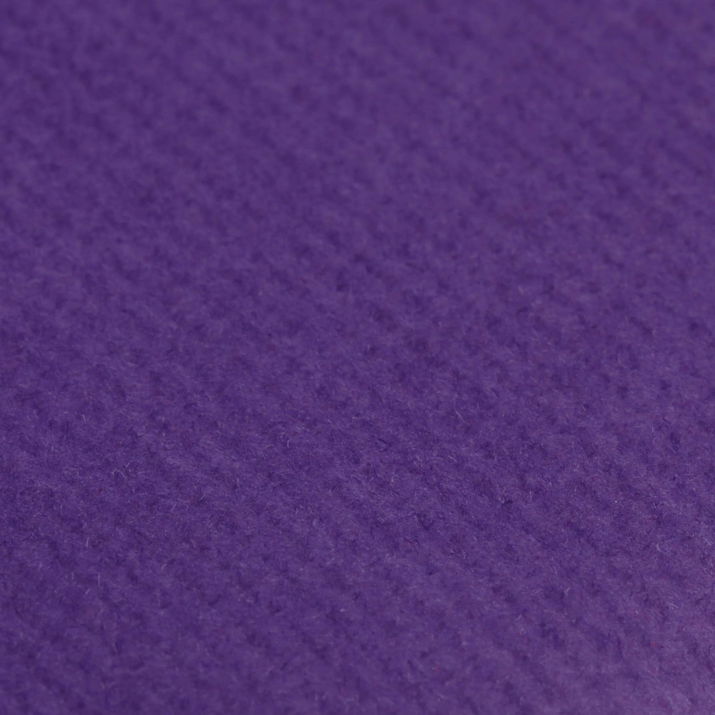 Nahaufnahme einer violetten strukturierten Gewebefläche mit diagonalem Webmuster.