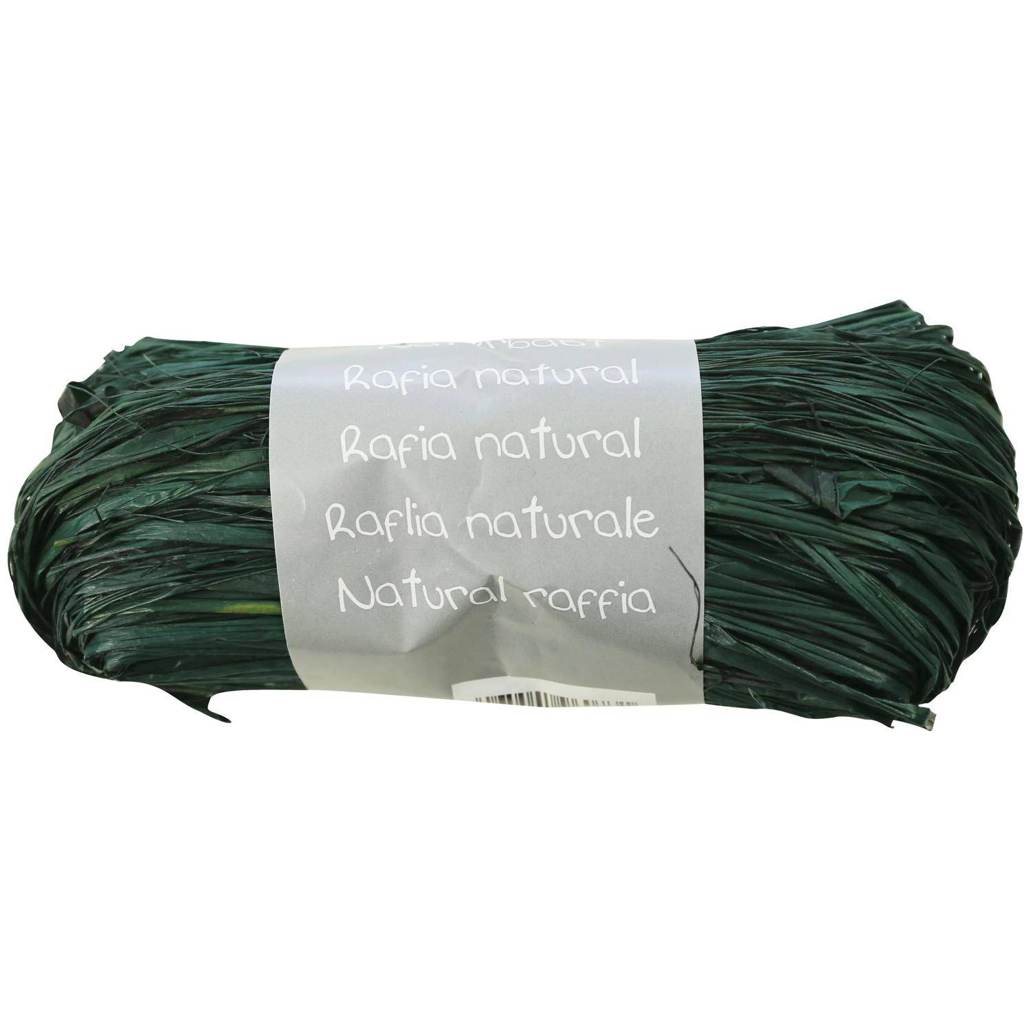 Bündel aus dunkelgrünem natürlichem Bast, das mit einem Etikett versehen ist, auf dem „Rafia natural" und „Natural raffia"" auf weißem Hintergrund steht