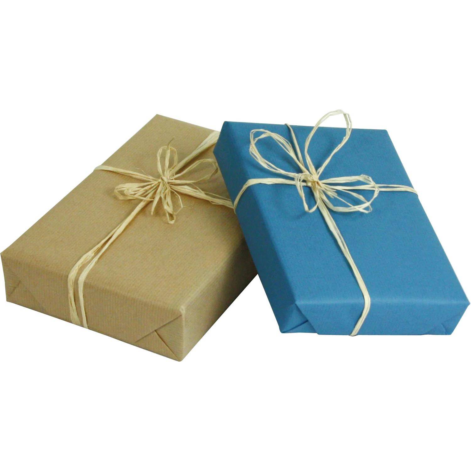 Zwei verpackte Geschenkboxen, eine braune und eine blaue, mit Bindfadenschleifen auf weißem Hintergrund gebunden.