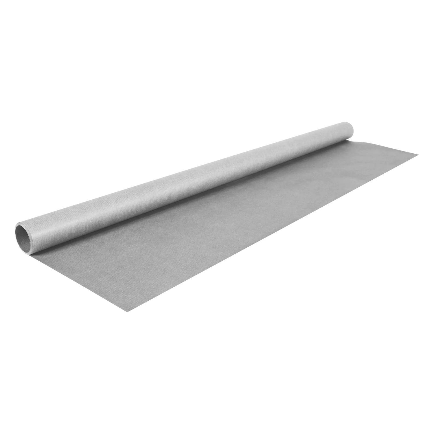 Eine Rolle graues Papier oder Stoff, die auf weißem Hintergrund teilweise abgerollt ist.