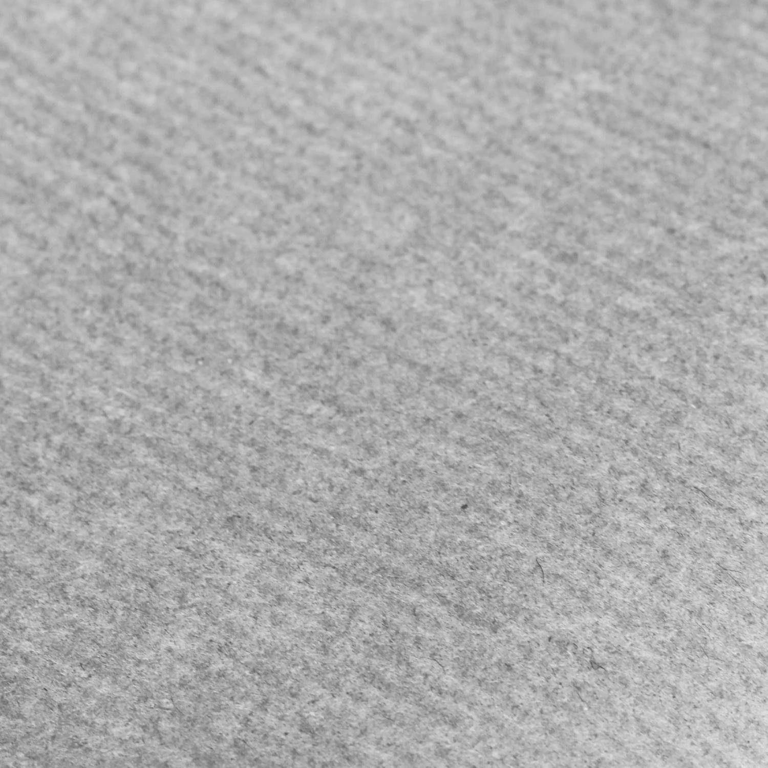 Nahaufnahme einer hellgrauen strukturierten Stoff- oder Papierfläche, die den Bildrahmen ausfüllt.