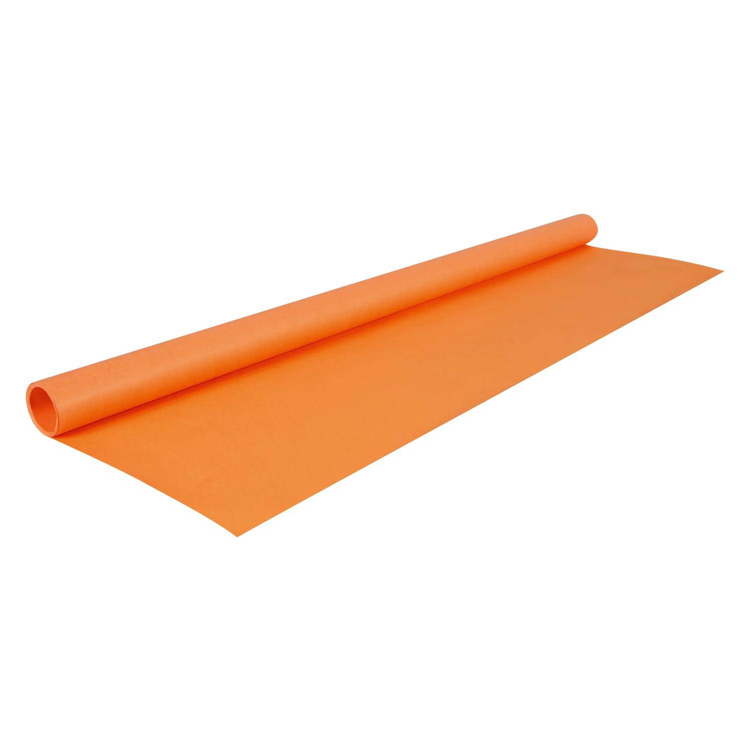 Orange aufgerollte Yogamatte auf weißem Hintergrund, teilweise diagonal ausgerollt.