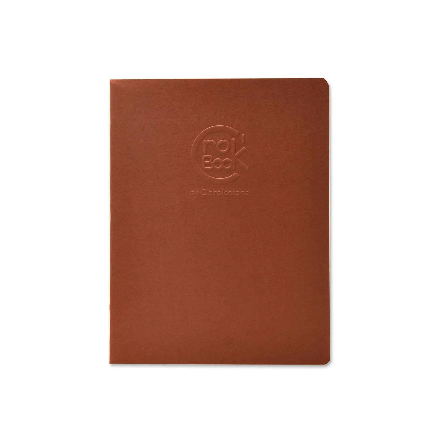 Braunes Ledernotzbuch oder Journal mit einem geprägten Rundlogo auf dem Einband, geschlossen auf weißem Hintergrund dargestellt.