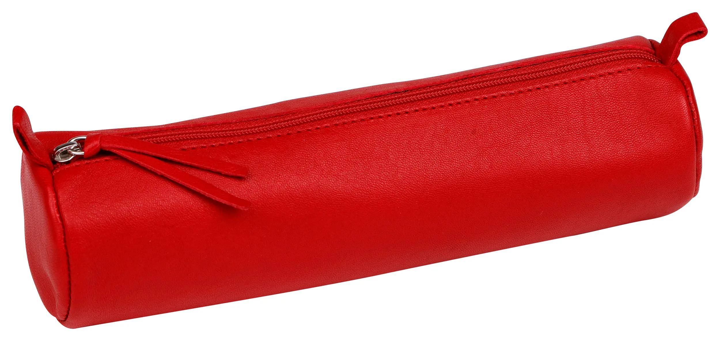 Rotes zylindrisches Stifteetui mit Reißverschluss und Zuglasche auf weißem Hintergrund.