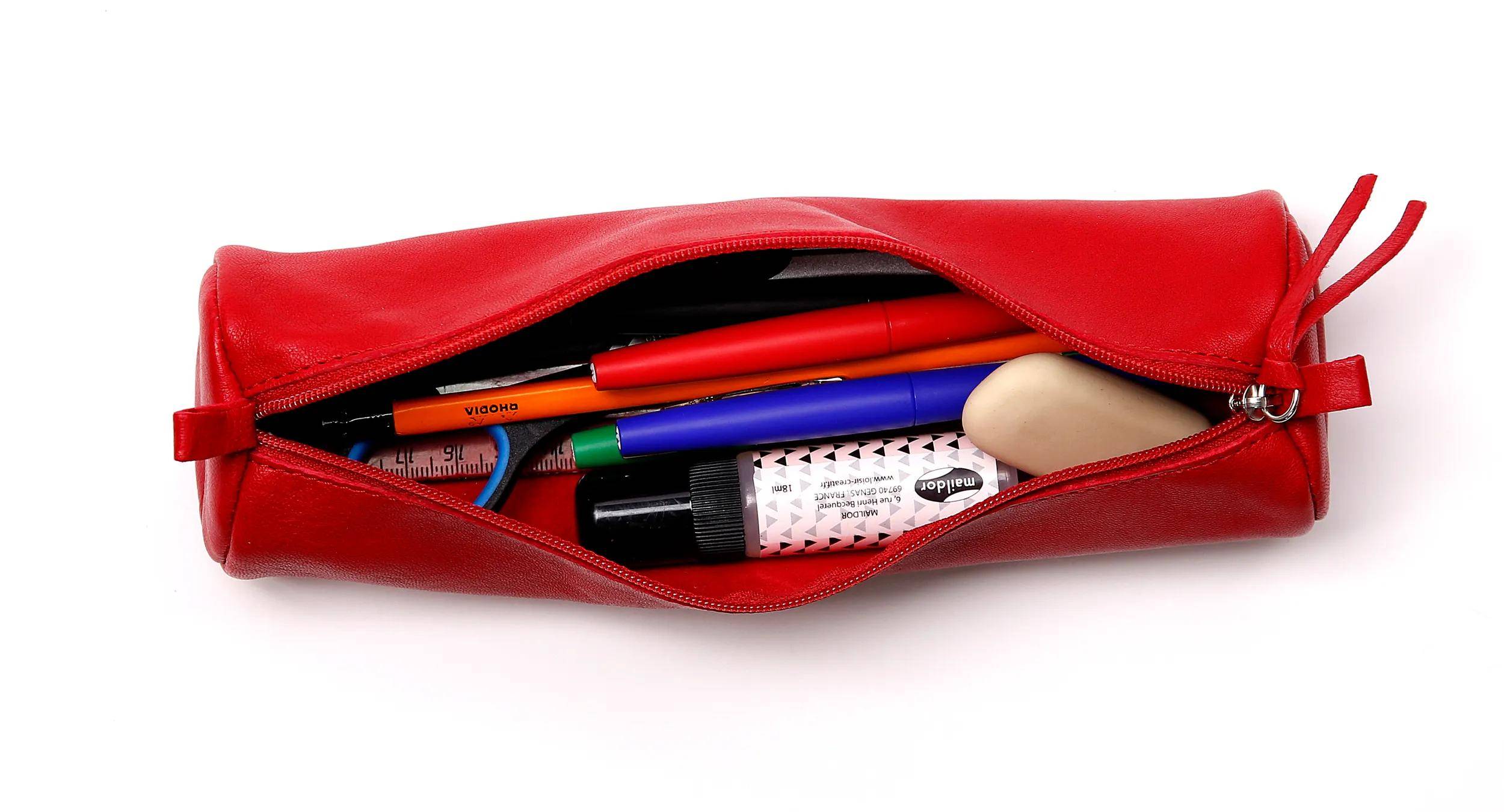 Offene rote Federtasche mit sortiertem Inhalt aus Stiften, einem Bleistift und einem Radiergummi sichtbar im Inneren auf weißem Hintergrund.