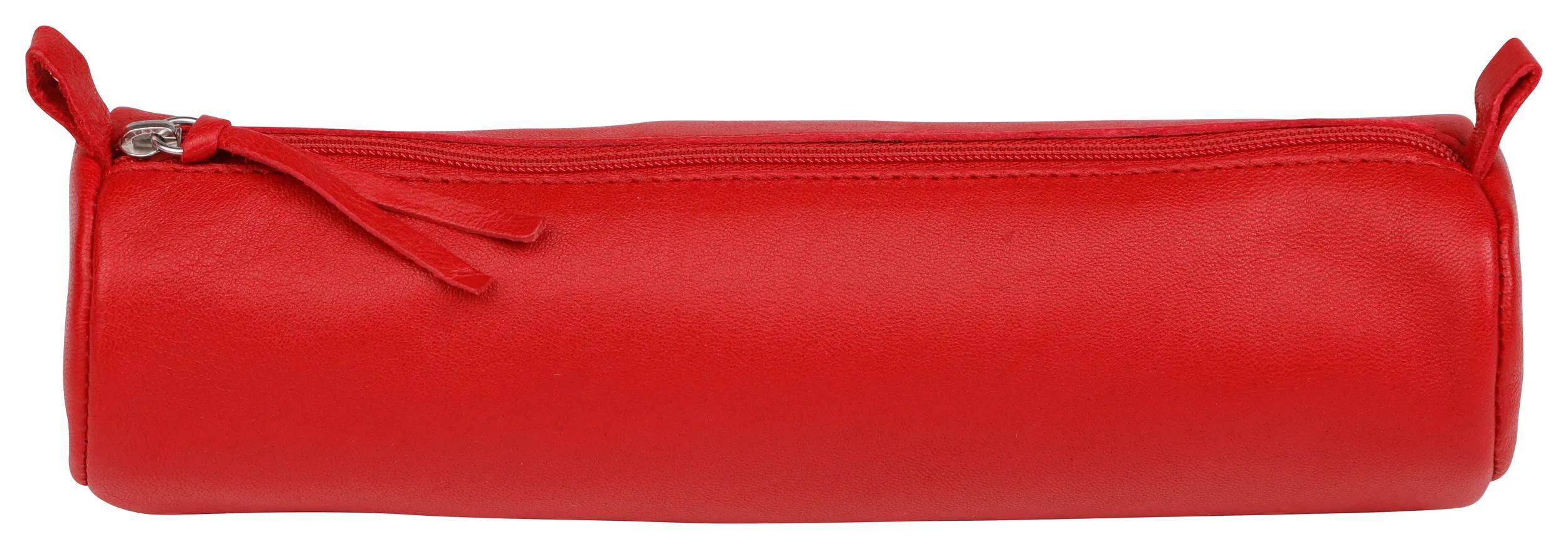 Rote Federtasche mit Reißverschluss oder Tasche mit langgestreckt zylindrischer Form und Zuglasche, dargestellt vor weißem Hintergrund.